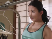 जापानी पत्नी अपने बेटे के दोस्त के साथ सेक्स कर रही है