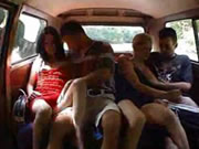 बस में सेक्स करते हुए दो पुरुष और दो महिलाएं