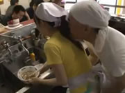 जापानी सुशी रेस्तरां में विशेष सेवा