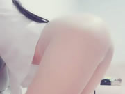 बिल्कुल सही चीनी लड़की गुलाबी dildo और मोम बूँदें