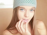 सुंदर सुनहरे बालों वाली लड़की प्रलोभन