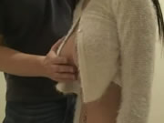 सुंदर स्तनों को छूना एशियाई लड़की