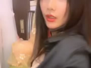 एशियाई लड़की उसके स्तनों को छूती है और वेबकैम पर हस्तमैथुन करती है